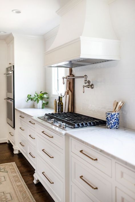 Timeless White Kitchen, Beautiful White Kitchens, Kitchen Hood Design, Classic White Kitchen, Curved Furniture, Traditional Kitchen Design, White Backsplash, Kitchen Design Open, Vent Hood