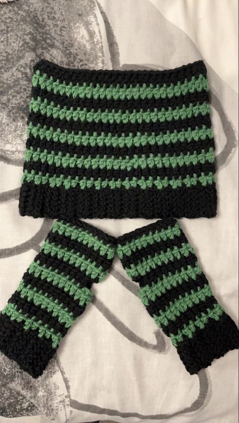 alt, emo, crochet hat, crochet cat hat, winter, crochet inspiration Cat Beanie Crochet Outfit, Cavetown Crochet Hat, Knitting Cat Hat, Black And Green Crochet, Crochet Winter Clothes Free Pattern, Crochet Cat Beanies, Alt Hats, Emo Crochet Ideas, Black Crochet Projects