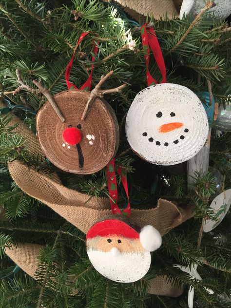 Wood chip ornaments!!! Handmade and so easy to do!! Christmas Wood Chip Ornaments, Santa Wood Ornaments Diy, Wood Chip Ornaments, Easy Christmas Ornaments, Wooden Christmas Crafts, Christmas Crafts To Sell, Diy Christmas Ornaments Easy, Diy Valentines Crafts, Wood Christmas Ornaments