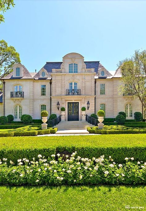 Modern French Chateau, French Country Chateau, Front Porch Design Ideas, French Chateau Style, Luxurious Garden, Porch Design Ideas, Country Style Interiors, Chateau Style, Front Porch Design