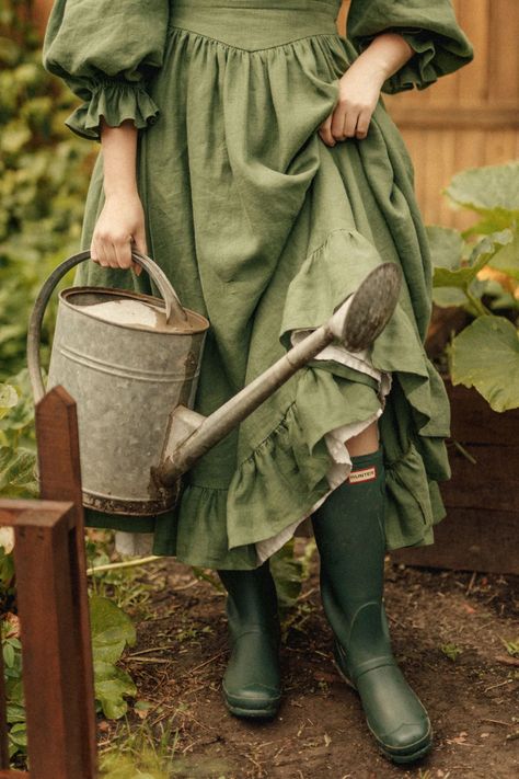 Cottegecore Dresses, Gardencore Outfit, Cute Gardening Outfits, Gardening Clothes, Classic Authors, Old English Cottage, Fairy Dresses, Feminine Fashion, Cottagecore Style