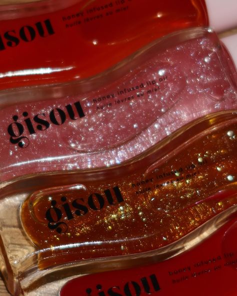 Close ups of that @gisou sparkle ✨🍓🥭🍉🍯 #gisou #gisouhairoil #gisouhive #gisoulipoil #gisoulipoilhoneyinfused #gisoulipoilshimmer #gisouwatermelonsugarlipoil #gisoumangopassionpunch #gisoustrawberrysorbet #lipoil #lipoils #shimmerlip #shimmerlipoil Gisou Aesthetic, Dark Academia Makeup, Gisou Lip Oil, Dior Makeup, Makeup Swatches, Pink Girly Things, Makeup Items, Makeup Pictures, Drugstore Makeup