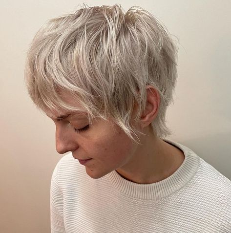 Haircuts Nonbinary, Genderfluid Hairstyles, Pretty Short Haircuts, Platinový Blond, Genderfluid Haircut, Nonbinary Hair, Non Binary Haircuts, Short Haircuts Ideas, Shortish Hair