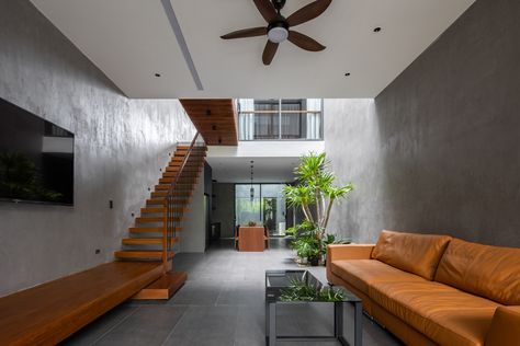 https://www.archdaily.com/975915/ad-house-tran-trung-architects/61f2a32de33a130166f16d49-ad-house-tran-trung-architects-photo?next_project=no Minimalist Tropical House, Loft Style House, Tropical Minimalist, Minimalist Home Design, Urban House, Narrow House Designs, House Design Pictures, House Extension Design, Minimal House Design