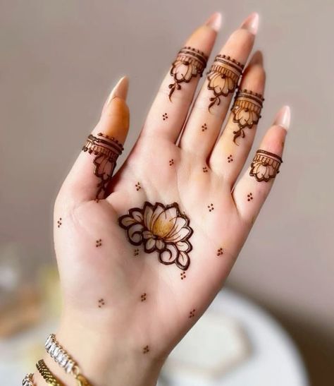 Best Unique Mehndi Designs for Raksha Bandhan This Year Short Mehndi Design, Front Mehndi Design, Palm Mehndi Design, Henna Designs Wrist, Simple Mehendi Designs, Eid Mehndi Designs, Very Simple Mehndi Designs, Latest Henna Designs, Modern Mehndi Designs