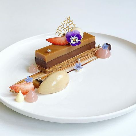 Gourmet Desserts Presentation, Gourmet Food Plating, Fine Dining Desserts, Pastry Design, Dessert Presentation, Enjoy Your Meal, Dessert Plating, Rose Cream, Winter Desserts