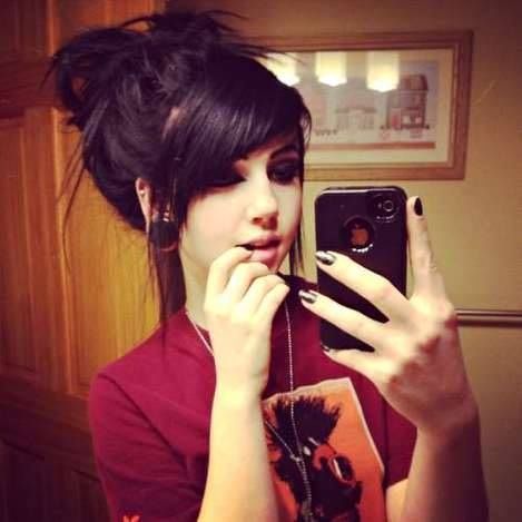 Messy bun Styl Emo, Emo Scene Hair, Scene Girl, Emo Hair, Scene Hair, Estilo Punk, Emo Girls, Hair Color Dark, Grunge Hair