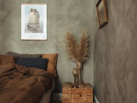 A Scandi apartment in warm caramel hues Bedroom Colors Earth Tones, Warm Earth Tone Bedroom, Warm Bedroom Colors Earth Tones, Warm Bedroom Colors, Earth Tone Bedroom, Earth Tones Paint, Scandinavian Loft, Earth Tone Wall Art, Warm Bedroom