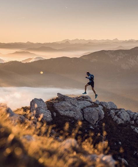 Triathlon Aesthetic Men, Outdoor Sports Photography, Hiking Photoshoot, Trail Running Photography, Fitness Lifestyle Photography, Photo Sport, Outdoors Aesthetic, Person Running, Sunrise Mountain