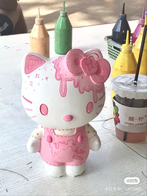 Hello Kitty Clay Art, Hello Kitty Statue, Clay Hello Kitty, Sanrio Clay, Hello Kitty Clay, Kawaii Painting, Hello Kitty Diy, Hello Kitty Ceramic, Hello Kitty Keroppi