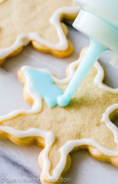 This is the EASIEST way to ice your holiday sugar cookies! Plus, get my favorite recipe for soft cookie cutter sugar cookies. Easy Royal Icing Recipe, Easy Icing, Holiday Sugar Cookies, Sugar Cookie Icing, Torte Cupcake, Royal Icing Recipe, Easy Sugar Cookies, Cutout Sugar Cookies, Xmas Cookies