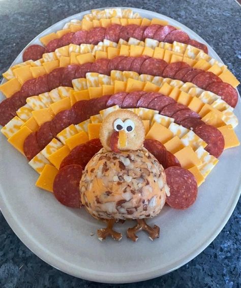 Turkey Charcuterie Board Veggie, Veggie Turkey Charcuterie Board, Cheese Platter Ideas Thanksgiving, Thanksgiving Cheese Plate Turkey, Turkey Cheese Board Thanksgiving, Turkey Meat And Cheese Tray, Thanksgiving Turkey Veggie Tray, Thanksgiving Turkey Cheese Platter, Turkey Cheese Platter Thanksgiving