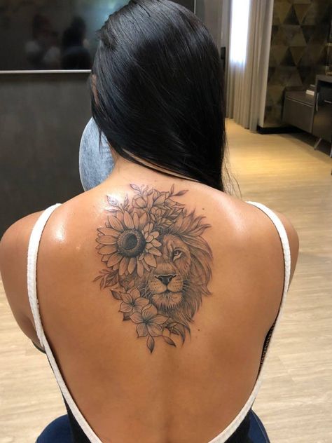 Center Of Back Tattoo Women, Feminine Animal Tattoos, Lion Tattoo For Women Back, Back Lion Tattoo, Feminin Tattoos, Ladies Tattoos, Lion Tattoo With Flowers, Lion Back Tattoo, Girl Spine Tattoos