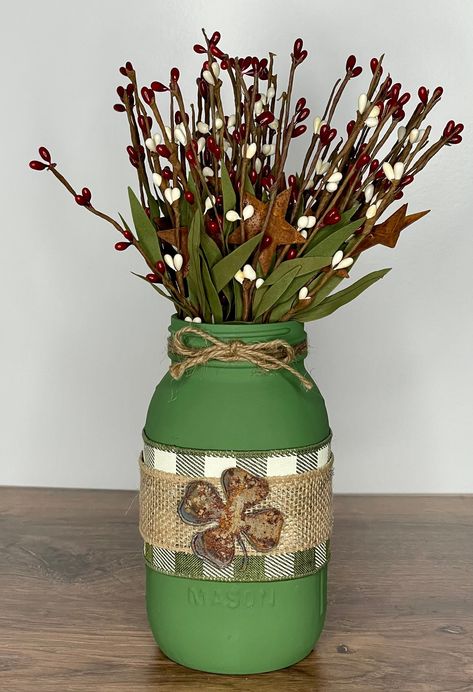 Primitive Mason Jars, Diy St Patricks Day Decor, St Patricks Decorations, St. Patrick's Day Diy, Mason Jar Centerpiece, Ikea Crafts, St Patricks Crafts, Green And Burgundy, Irish Crafts