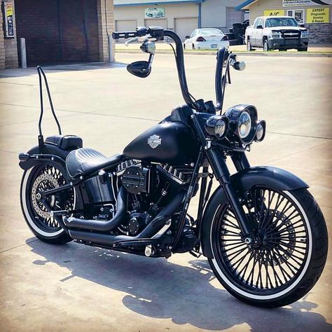 Harley Softail Slim, Bobber Motorcycles, Motor Klasik, Мотоциклы Harley Davidson, Motorcycle Paint, American Chopper, Motos Yamaha, Custom Motorcycles Harley, Bobber Style