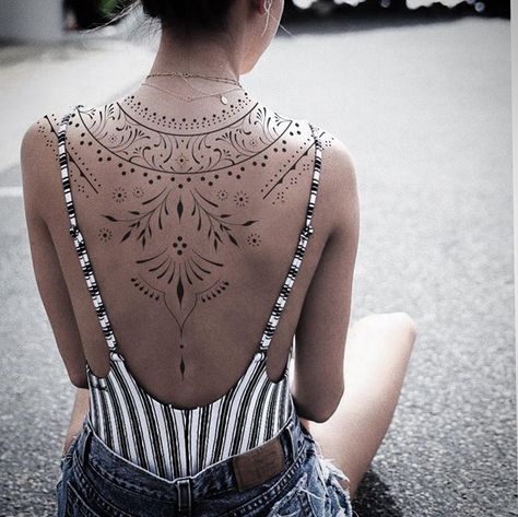 Blum Ttt Tattoo, Back Tattoo Women Upper, Famous Tattoo Artists, Upper Back Tattoos, Tattoo Son, Girl Back Tattoos, Tattoo Photography, Hand Poked Tattoo, Female Tattoo Artists