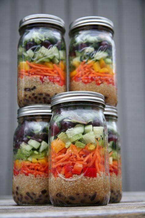 Make Salads Faster and Healthier With These Amazing Hacks Lunch In A Jar, Mason Jar Lunch, Salad Jar Recipe, Mason Jar Salad Recipes, Mason Jar Salad, Mason Jar Meals, Salad In A Jar, Meals In A Jar, In A Jar