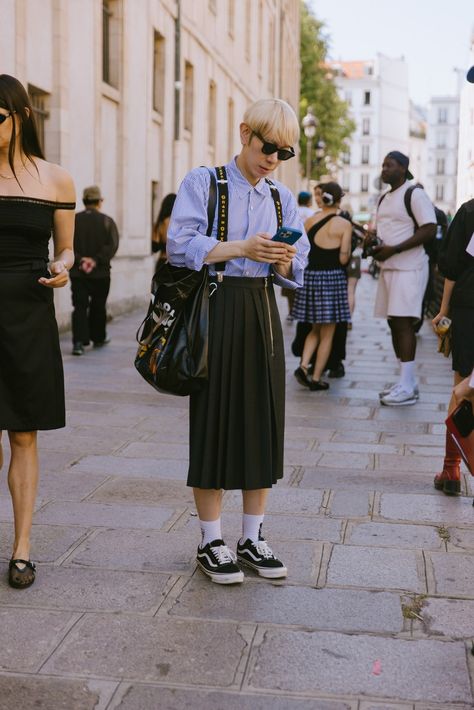 Guys Are Freaking It In Skirts and Shorts All Across Europe Right Now | GQ Man In Skirt Outfit, Male Skirt Outfit, Guys In Skirts Fashion, Men Skirt Outfits, Boy Skirt, Skirts For Men, Men In Skirts, Fluid Fashion, Boys In Skirts