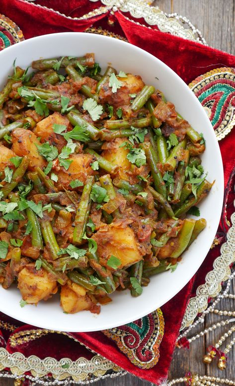 instant pot aloo beans (punjabi potatoes and green beans) Indian Green Beans, Indian Beans Recipe, Green Bean Curry, Potatoes And Green Beans, Vegan Indian Recipes, Beans Curry, Fried Fish Recipes, Recipe Indian, Indian Recipe