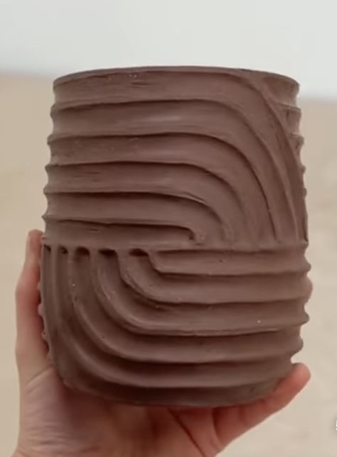 Subtractive Texture Ceramics, Carved Clay Bowls, Coil Pottery Ideas Mugs, Pottery Simple Ideas, Carved Ceramic Vase, Carving Clay Ideas Patterns, Pottery Designs Carving, Cute Pinch Pot Ideas, Coil Pots Ideas