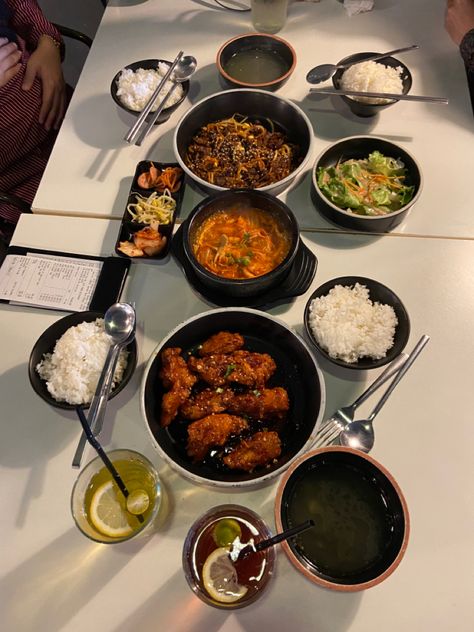 Korean Family Dinner, Korean Cooking Aesthetic, Korean Dinner Table, Korean Food Aethstetic, Healthy Summer Dinner Ideas, Aesthetic Korean Food, Healthy Summer Dinner, Korean Lifestyle, Makanan Cepat Saji