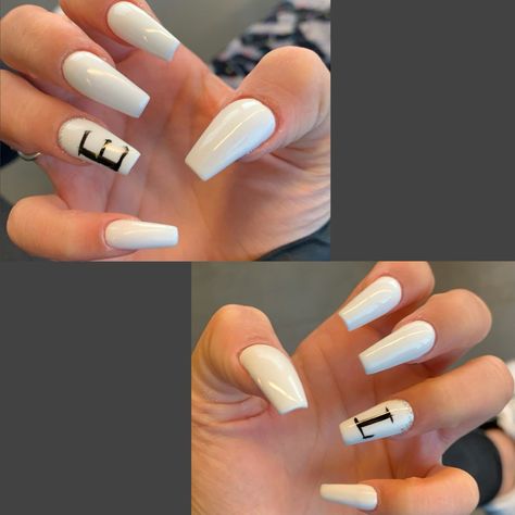 nails gelnails nägel gelnägel white schwarz letters buchstaben inspo White Nails With Letter, Nails With A Letter On Them, Nails Inspo Ballerina, Nails With Letters, King Nails, J Nails, Ombre Acrylic Nails, White Acrylic Nails, French Tip Acrylic Nails