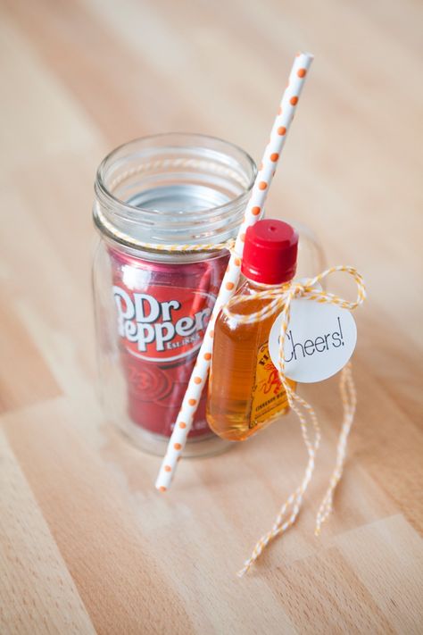 Mason Jar Cocktail Gifts, Mason Jar Cocktails, Christmas Mason Jars Diy, Diy Cocktails, Cousin Gifts, Cocktail Gifts, Christmas Mason Jars, Mason Jar Gifts, Cadeau Diy