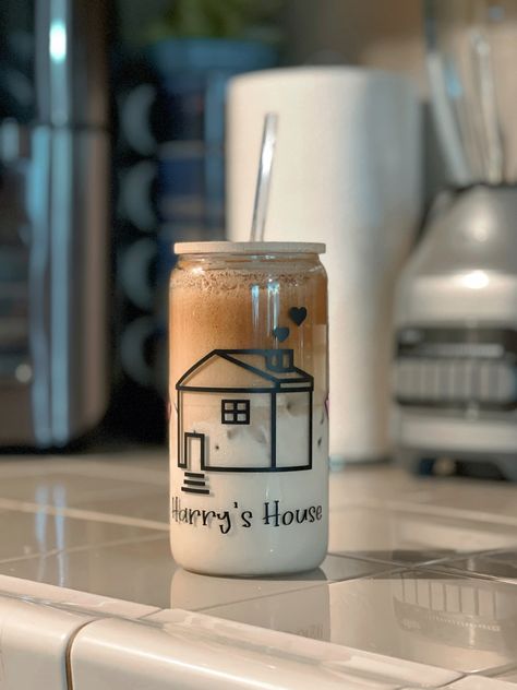 Harrys House Aesthetic, Glass Cups Aesthetic, Harry Styles Cup, Iced Coffee Glass Cups, Custom Glass Cups, Glass Cups With Vinyl, Harry Styles Gifts, Cups With Vinyl, Can Glass Cups