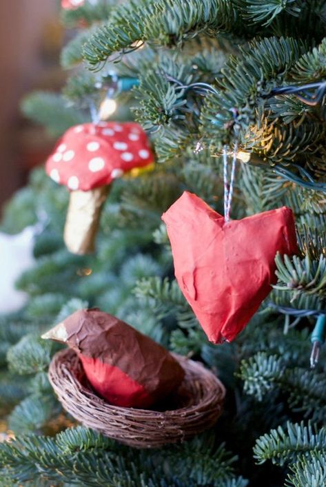 Click through to make my diy paper mache christmas ornaments | Easy paper mache | DIY Christmas ornaments | SatsumaDesigns.com #Christmas #papermache #ornaments Diy Paper Mache Ornaments, Papier Mache Christmas Ornaments, Christmas Paper Mache Decorations, Paper Mache Christmas Crafts, Paper Mache Christmas Decorations, Paper Mache Christmas Ornaments, Paper Mache Ornaments, Diy Paper Mache, Yule Crafts