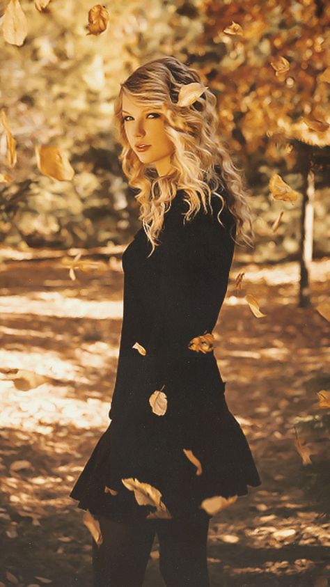 Taylor Swift Fall Wallpaper, Cute Photo Icon, Autumn Taylor Swift, Taylor Swift Autumn, Taylor Autumn, Taylor Swift Fall, Autumn Pfp, 2000s Funny, Cute Fall Backgrounds