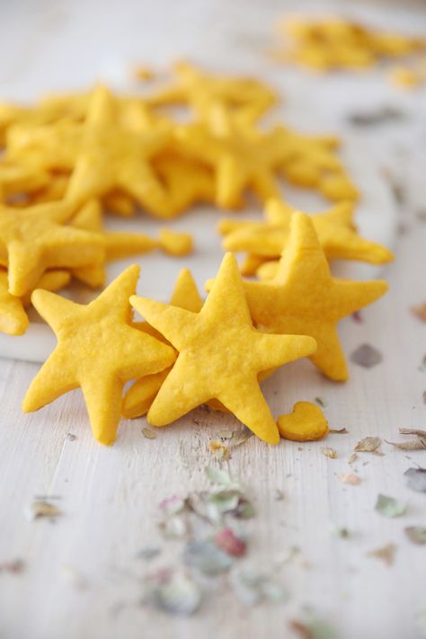 Sweet Potato Crackers Two Ways – SIMPLY BEAUTIFUL EATING Sweet Potato Crackers Recipe, Potato Crackers, Sweet Potato Peanut Butter, Sweet Potato Crackers, Recipe Inspirations, Crispy Crackers, Cheddar Crackers, Gluten Free Sweet Potato, Refreshing Beverages