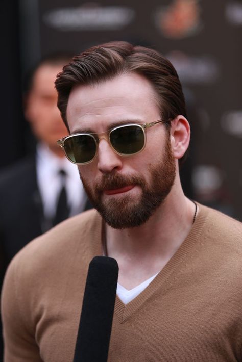 Chris Evans at Beijing premiere of CATWS Chris Evans Haircut, Chris Evans Girlfriend, Chris Evans Smile, Chris Evans Tumblr, Chris Evans Beard, Chris Evans Shirtless, Christopher Robert Evans, Chris Evans Funny, Long Hair Beard