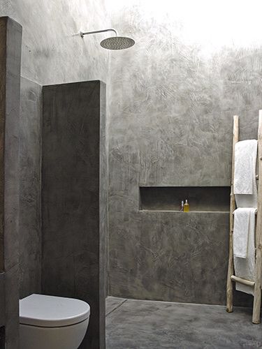 Shower Divider Shower Divider Ideas, Industrial Interior Design Bathroom, Bathroom Divider Ideas, Concrete Shower Ideas, Toilet Divider, Shower Divider, Concrete Bathroom Design, Cement Bathroom Floor, Micro Cement