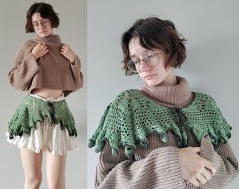 Green crochet capelet overskirt Crochet Fairy Clothes, Crochet Ren Faire Ideas, Renn Faire Crochet, Crochet Overskirt, Crochet Armor, Crochet Mori, Renfaire Crochet, Crochet Renfair, Crochet Ren Faire Costume