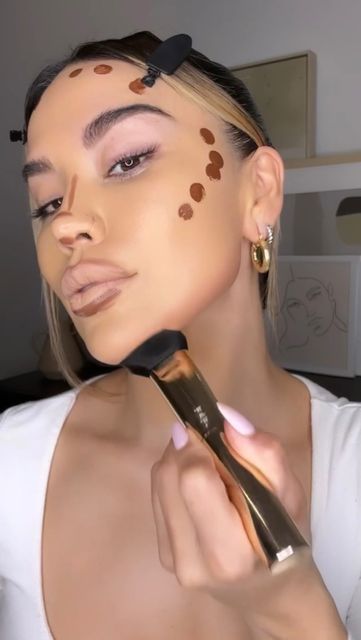 iluvsarahii on Instagram: "Testing out some new products and i recently tried @tartecosmetics new sculpt tape contour in Shade warm bronze + glow bar and blush duo. Both are so good , i needed a new contour so I can’t wait to incorporate this into some more make up looks . Also feel these would even look good on their own for a super bronzy every day look! #contourtutorial #makeuptutorial #beautytips #contour" Tarte Contour, Glow Tape, Glow Bar, Easy Contouring, Contour Tutorial, Make Up Looks, New Products, Makeup Tips, Makeup Tutorial