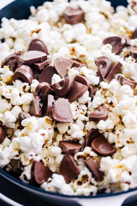 Popcorn and chopped pieces of dark chocolate in a skilled. Popcorn With Chocolate Chips, Marshmallow Drink, Chocolate Drizzled Popcorn, Chocolate Covered Popcorn, Marshmallow Desserts, Chocolate Chili, How To Make Marshmallows, 4 Ingredient Recipes, Marshmallow Frosting