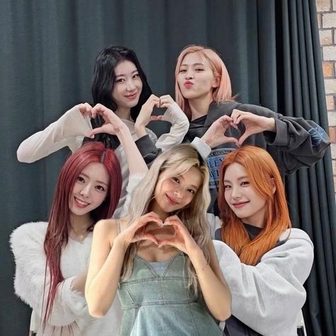 Itzy And Blackpink, Itzy Group Photo, Ot5 Itzy, Yeji Chaeryeong Yuna, Itzy Group, Itzy Ot5, Yuna Itzy, Imaginary Friend, Kpop Entertainment