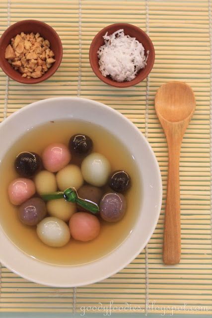 Eat Your Heart Out: Recipe: Homemade Tong Yuen (Glutinous Rice Balls) for Dongzhi Festival (22 Dec 2013) Tong Yuen Recipe, Dongzhi Festival, Cookie Pudding Dessert, Glutinous Rice Balls, Tang Yuan, Asian Dessert, Taiwan Food, Chinese Dessert, Natural Food Coloring