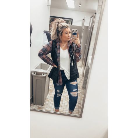 Fall/Winter outfit. Fannel vest jeans and some skeakers 🍂🍂🍁 Jeans And Flannel Outfit, Vest Jeans, Flannel Outfit, Flannel Vest, Fall Ootd, Flannel Outfits, Ootd Fall, Work Outfits, Fall Winter Outfits