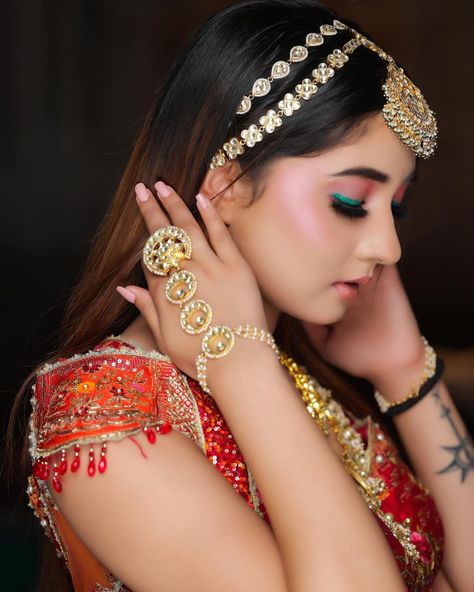 Sheesh Phool Hairstyle, Mang Patti Hairstyles, Sheesh Patti Hairstyles, Shish Patti, Sheesh Patti, Mang Tika, Indian Bridesmaid Dresses, Bridal Jewellery Inspiration, Matha Patti