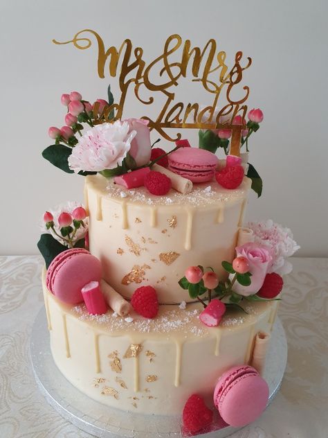 Wedding drip cake Wedding Drip Cake, Delish Cakes, Drip Cake, Drip Cakes, Diy Cake, Vanilla Cake, Wedding Cake, Wedding Cakes, Pastel