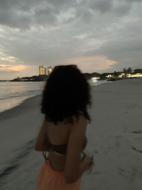 Curly Beach Hair, Black Cottagecore, Really Curly Hair, Cute Beach Pictures, Motivational Photos, Beautiful Profile Pictures, Cute Babies Photography, Dyed Hair Inspiration, Beach Photography Poses