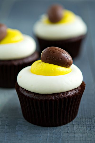 Cool cakes for Easter: Cadbury Egg Cupcakes at My Baking Addiction | Cool Mom Picks Cadbury Cream Egg, Egg Cupcakes, Cadbury Creme Egg, Cupcakes Ideas, Creme Egg, Penny Pincher, Easter Desserts, Easter Food, Easter Cupcakes