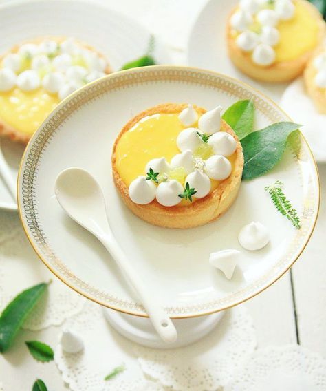 سلطة البنجر, Lemon Tarts, Dessert Photography, Pretty Dessert, Beautiful Desserts, Lemon Tart, Fancy Desserts, Think Food, Lemon Meringue