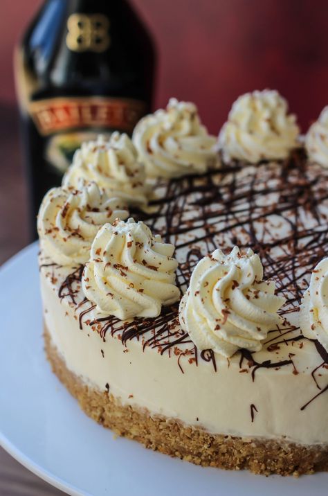 No Bake Baileys Cheesecake Recipes, Baileys Cheesecake No Bake, Baileys Deserts, Mini Baileys Cheesecake, Baileys Cheesecake Recipes, Bailey Cheesecake, Bailey Drinks, Baileys Desserts, No Bake Baileys Cheesecake