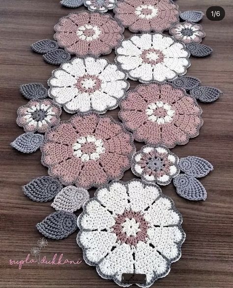 Crochet Table Runner Pattern, Crochet Carpet, Crochet Coaster Pattern, Crocheted Flowers, Pola Amigurumi, Crochet Table Runner, Crochet Decoration, Crochet Tablecloth, Crochet Round