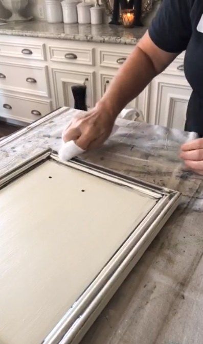 Two Easy Glazing Techniques To Makeover Your Cabinets Chalk Paint Bathroom Cabinets, Cabinet Glazing, Glazing Cabinets, Camper Updates, Glaze Furniture, Rolling Pantry, Annie Sloan French Linen, Make A Closet, Builder Grade Kitchen