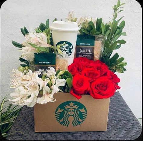 A Woman's Mind Starbucks Bouquet Gift Ideas, Coffee Cup Bouquet, Mother Birthday Surprise Ideas, Starbucks Birthday Gift Ideas, Coffee Bouquet Gift Diy, Starbucks Bouquet, Coffee And Flowers Gift, Starbucks Flower Arrangement, Coffee Bouquet Gift