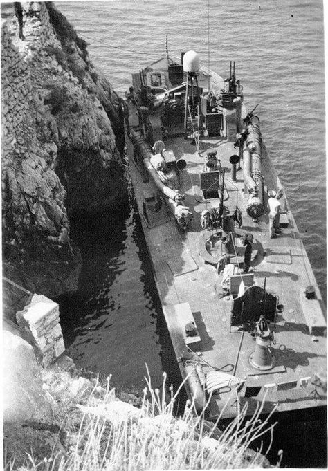 PT 215- a Higgins 78-footer of Motor Torpedo Boat Squadron 15 (MTBRon 15) tied up in Blue Grotto Capri, Italy, March 1944. Blue Grotto Capri, Torpedo Boat, Brown Water Navy, Capri Italia, Pt Boat, Blue Grotto, Us Navy Ships, Model Reference, Vintage Boats