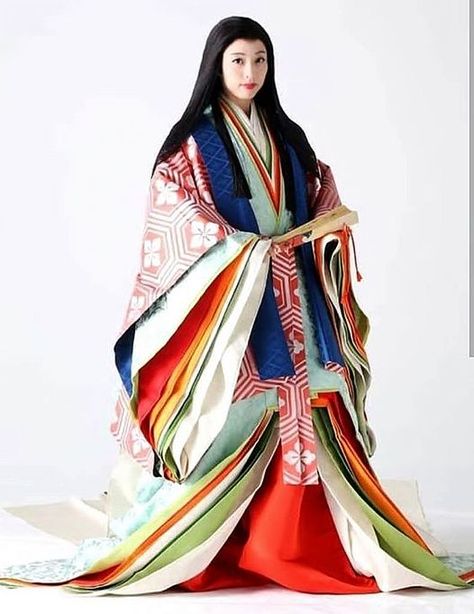 Jūnihitoe is the 12-layer Japanese Kimono. The jūnihitoe also known by the name of Itsutsuginu karaginu mo is extremely elegant and complex, the kimono was worn only by noble women and ladies-in-waiting of the imperial court of Japan. It appeared around the 10th century, in the Heian period. Literally the name of the garment means twelve-layer garment. Heian Period Art, Heian Era Clothing, Heian Period Clothing, Old Japanese Fashion, Junihitoe Kimono, Japan Traditional Clothes, Ancient Japanese Clothing, Japan Costume, Imperial Clothing